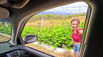 ENCUENTRO UNA POBRE CHICA CAMINANDO POR LA CARRETERA, LE DOY UN AVENTON HASTA EL GARAJE DE MI CASA LA PONGO A CHUPAR, TENIA UN COÑ_O APRETADO LA CONDENADA, ME SACO LA LECHE Y SOLO LE DOY PARA EL Cab